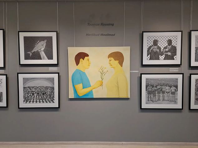 V�ru kunstniku m�negi teose ees t�mbuvad m�lemad suunurgad �lespoole