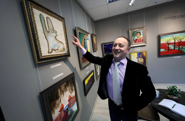 Navitrolla n�ituse maalid p��stis sealauda l�gast kunstniku ema