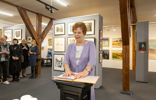 Uude kohta kolinud E-kunstisalong hakkab silma sisekujundusega. Kes n�gid seda avamisel?